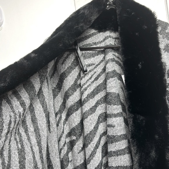 FAUX Fur Trim Open Front Vintage\Retro Inspired Pancho Cape Soft Warm One Size - Picture 5 of 16